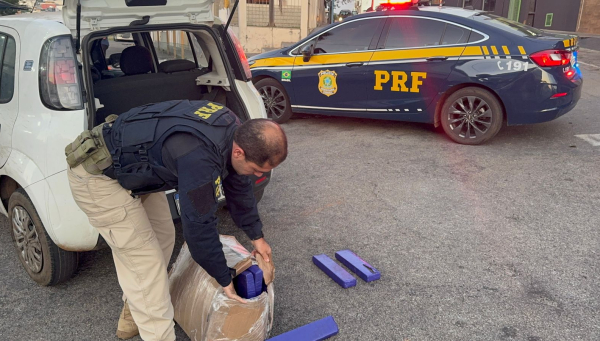 PRF apreende 35 kg de maconha em carro com casal e criança na BR-262, em Nova Serrana