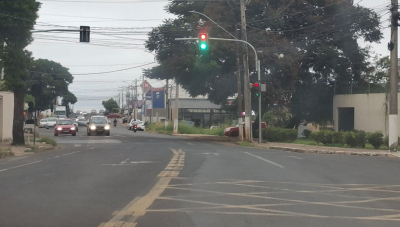 Falha em semáforo causa confusão no trânsito em Araxá