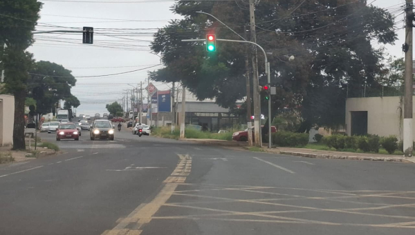 Falha em semáforo causa confusão no trânsito em Araxá