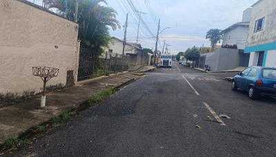 Copasa atua para conter vazamento de água na Rua Ipiaó nesta quarta (20) em Araxá