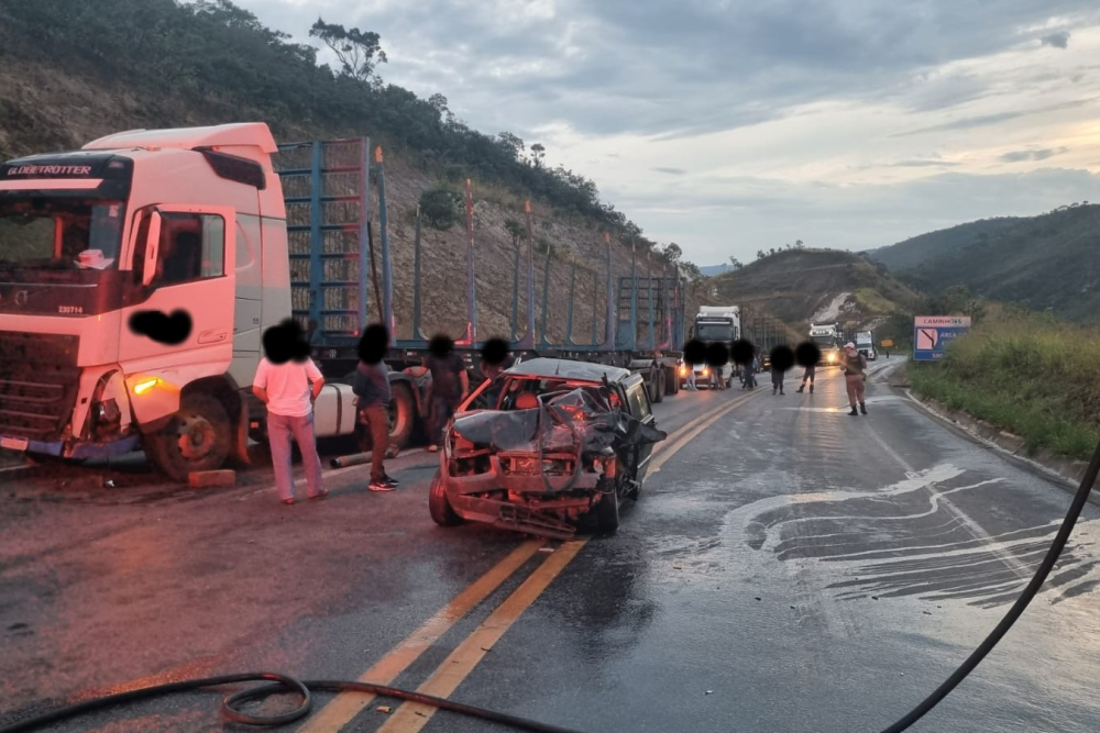 Após aquaplanagem, Fiat Uno bate de frente com tritrem na BR-146, em Serra do Salitre