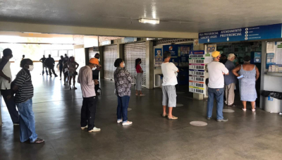 Nova lei em Minas Gerais determina que idosos mais velhos tenham prioridade no atendimento em filas