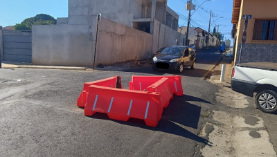 Moradores denunciam riscos em cruzamento com buraco aberto há meses no Centro de Araxá