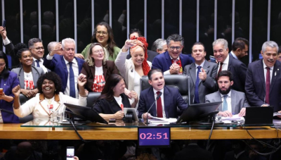 Câmara aprova PEC que acaba com escala 6x1 e reduz jornada de trabalho para 40 horas semanais