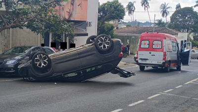 Motorista de 83 anos fica ferida em capotamento na região central de Araxá