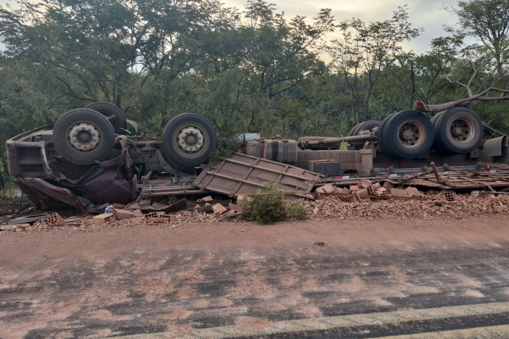 Motorista morre após caminhão carregado de tijolos capotar na MG-428, em Sacramento