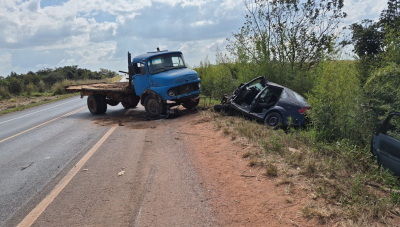 Motorista sofre fraturas graves após colisão entre carro e caminhão em Perdizes