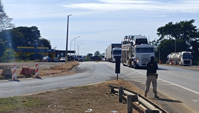 Usuários da BR-262, em Araxá, reclamam de trânsito lento próximo ao km 696