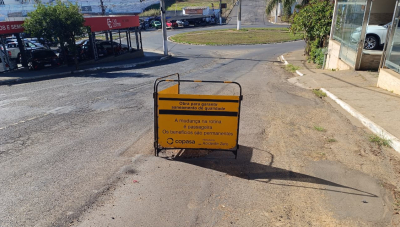 Sinalização da Copasa gera reclamações e preocupa moradores na Dr. Edmar Cunha em Araxá