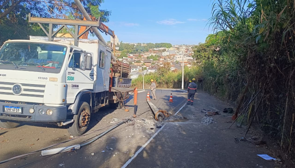 Poste atingido por veículo interdita avenida do Parque do Cristo em Araxá