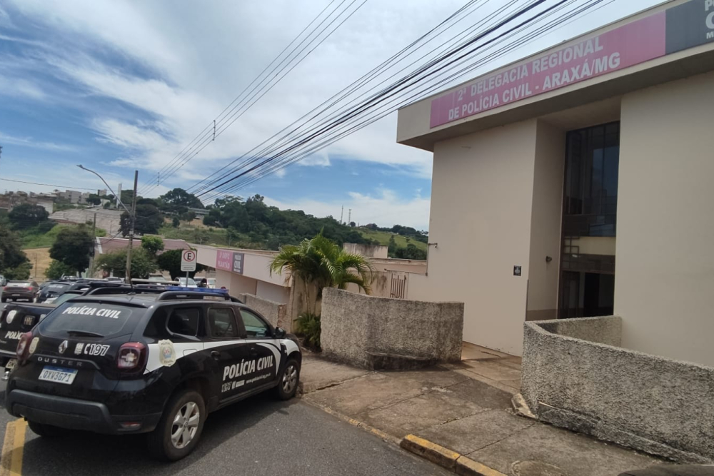 Homem é morto com vários tiros dentro de casa e dois suspeitos são presos em Araxá