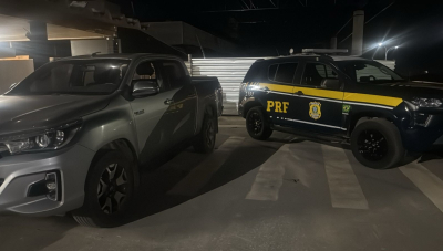 PRF recupera caminhonete furtada e prende mulher por adulteração veicular na BR-262, em Bom Despacho