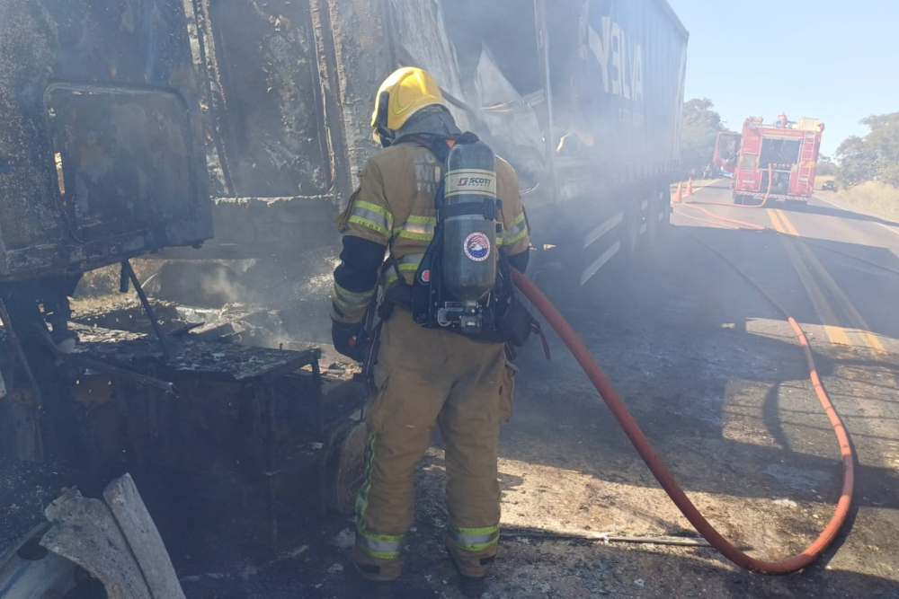 Veja o vídeo: Incêndio destrói cabine de carreta na BR-262, em Sacramento