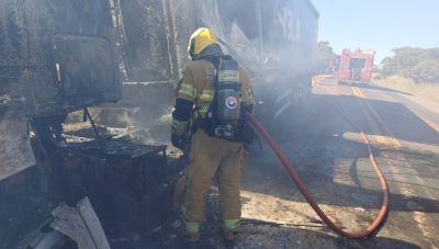 Veja o vídeo: Incêndio destrói cabine de carreta na BR-262, em Sacramento