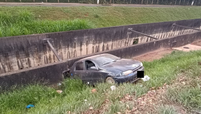 Motorista inabilitado perde controle da direção e cai com veículo em avenida de Araxá