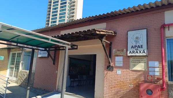 APAE de Araxá promove ação no Calçadão para divulgar Arraiá Julino e vender ingressos antecipados