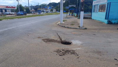 Poço de visita sem tampa preocupa moradores e motoristas na avenida João Paulo II, em Araxá