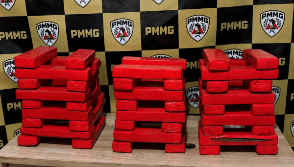 PM apreende cerca de 46,5 kg de maconha na MGC-452, em Araxá; dois homens são presos