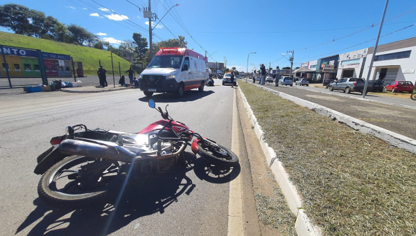 Pedestre fica ferida após ser atropelada por motocicleta na Avenida João Paulo II, em Araxá