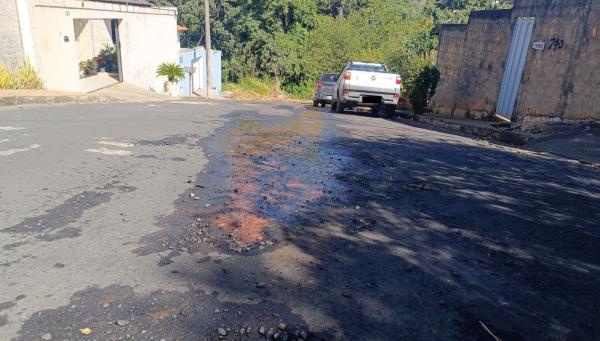 "Pode causar erosão e danificar as casas", alerta morador sobre vazamento de água, em Araxá