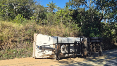 Carreta carregada com soja tomba e interdita parcialmente a BR-146, em Araxá