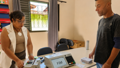 Cartório Eleitoral de Araxá treina eleitores para ordem de votação nas eleições de 2026