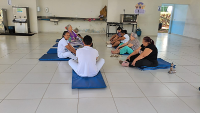 Praça da Família recebe atividades de alongamento e convivência abertas a todas as idades em Araxá