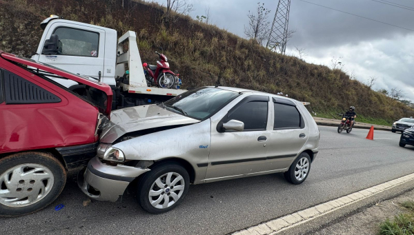 Engavetamento entre três carros e motocicleta deixa mulher ferida na BR-262, em Nova Serrana