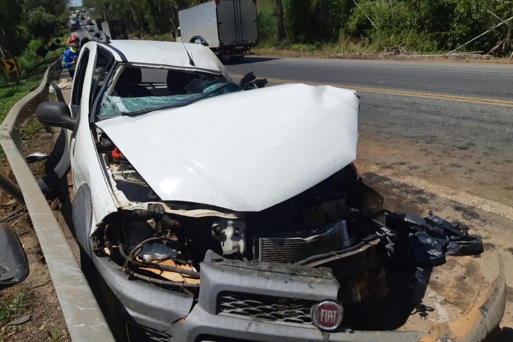 Jovem de 22 anos morre em colisão entre caminhonete e carreta na BR-262, em Campos Altos