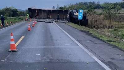 Carreta fica atravessada na pista e interdita BR-262 próximo a Peirópolis, em Uberaba