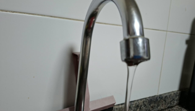 Vazamento em rede afeta abastecimento de água no bairro Ana Pinto de Almeida, em Araxá
