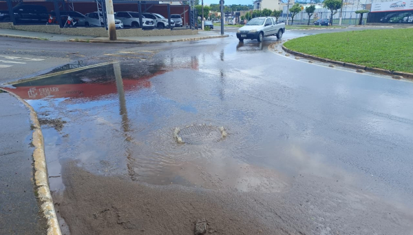 Esgoto transborda após chuva e Copasa realiza reparos na Avenida Ecológica, em Araxá