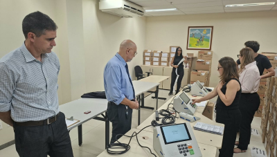 Urnas eletrônicas passam por preparação para o segundo turno das eleições
