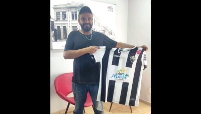 Evandro recebe camisa do Araxá Esporte sorteada pela Rádio Imbiara